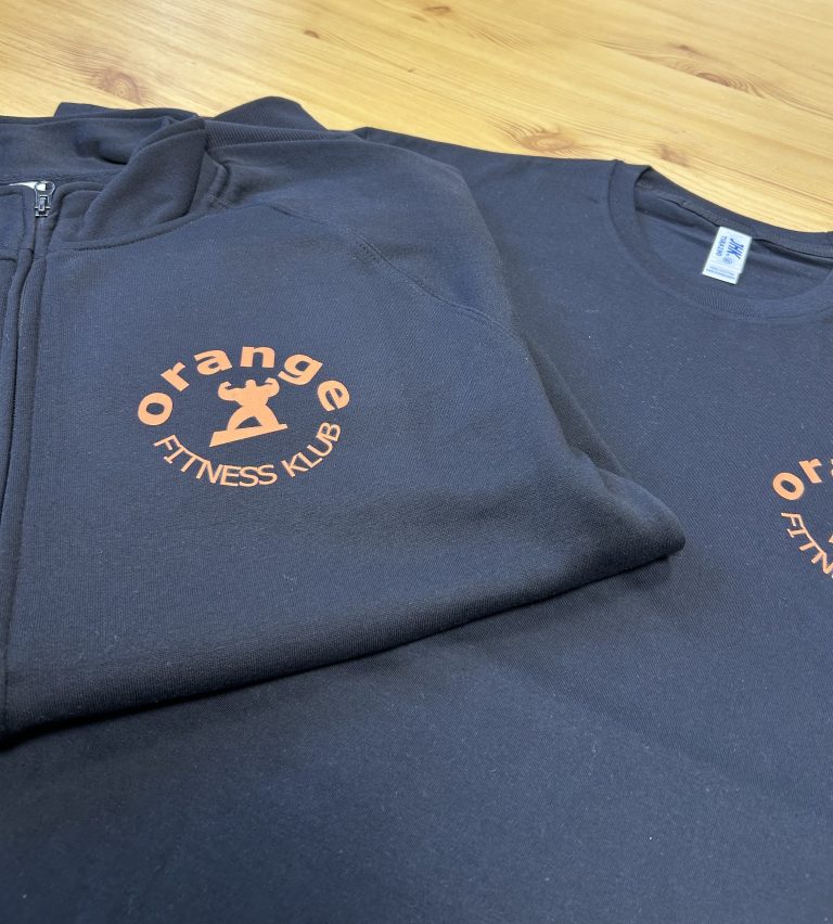 Czarna bluza rozpinana i koszulka z pomarańczowym logo Orange Fitness Klub na piersi, JustWearIt.pl, Środa Wielkopolska