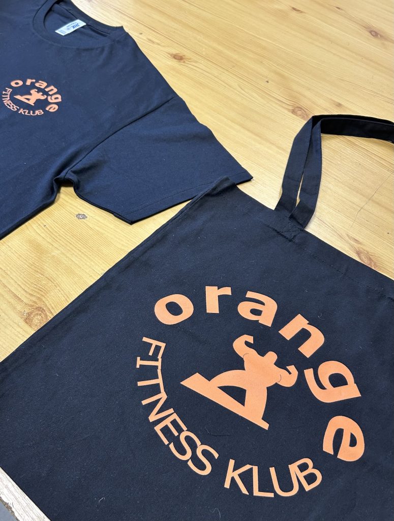 Czarna koszulka i torba z pomarańczowym logo Orange Fitness Klub, nadruk JustWearIt.pl, Środa Wielkopolska